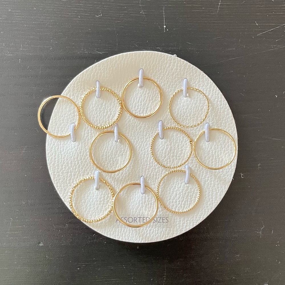 Assorted gold rings - 10 in set